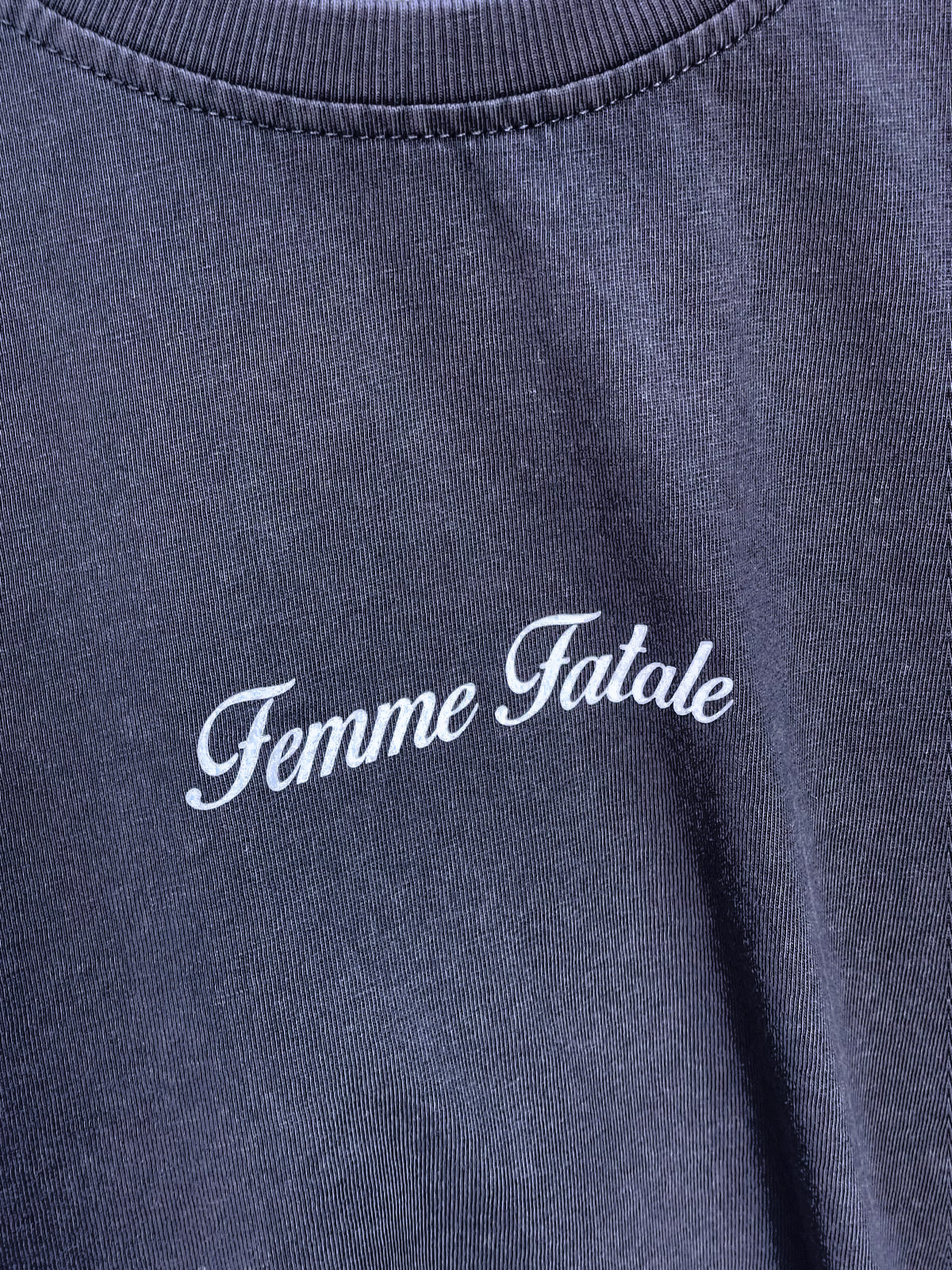 Camiseta unisex de algodón corta crop top color negra con mensaje positivo – Hilma studio