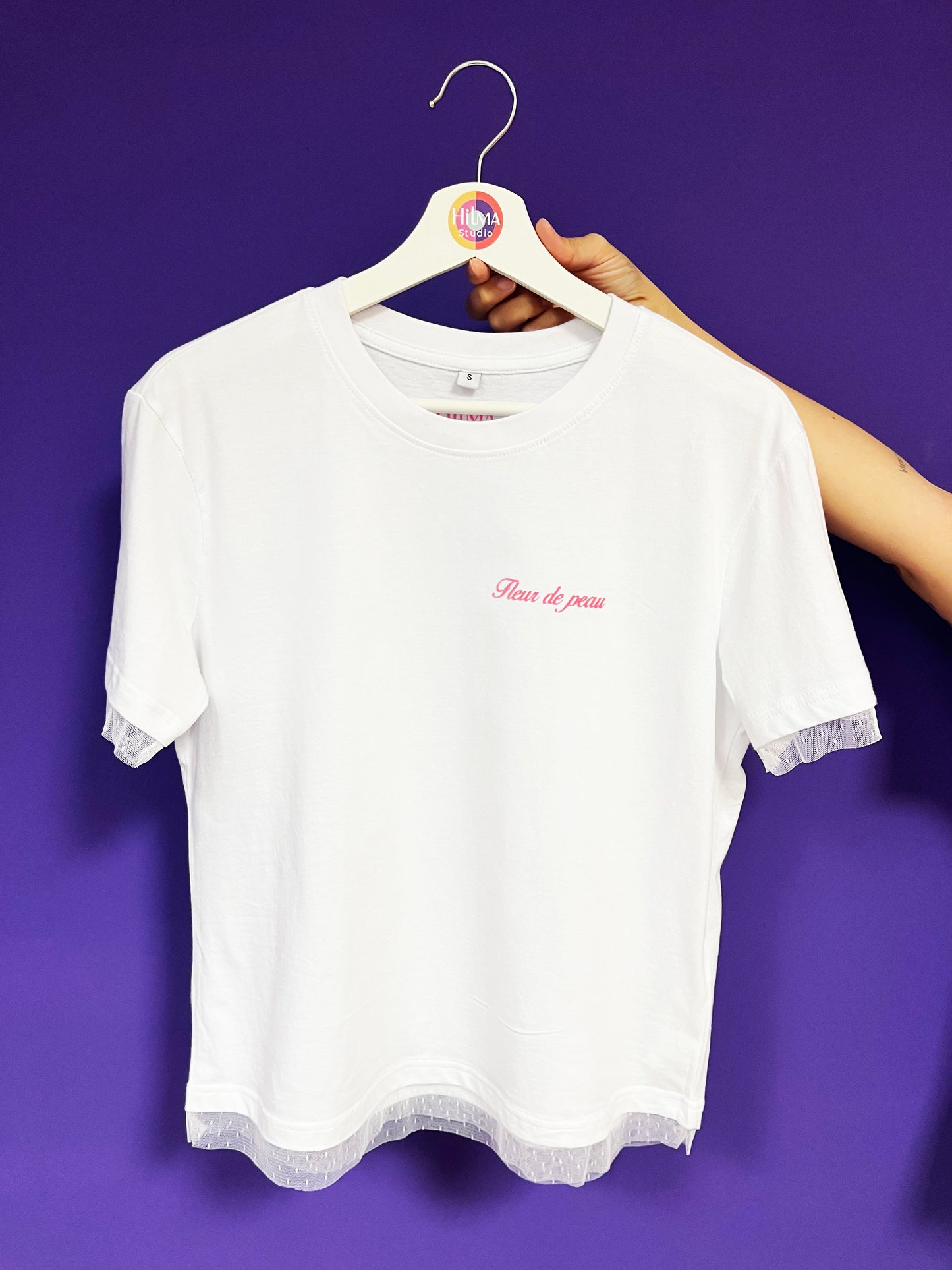 Camiseta unisex de algodón encaje color blanca con mensaje positivo – Hilma studio