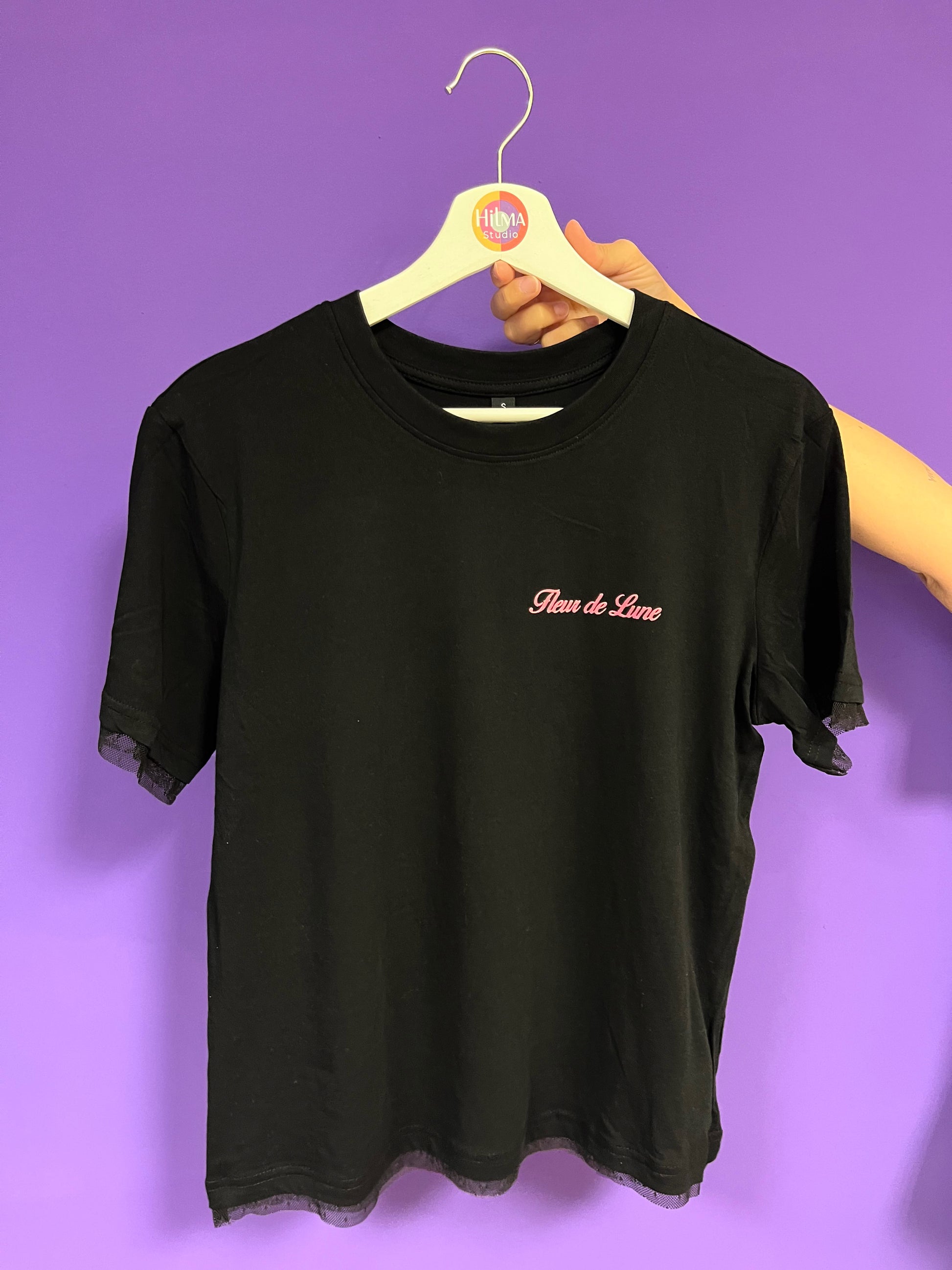 Camiseta unisex de algodón encaje color negra con mensaje positivo – Hilma studio