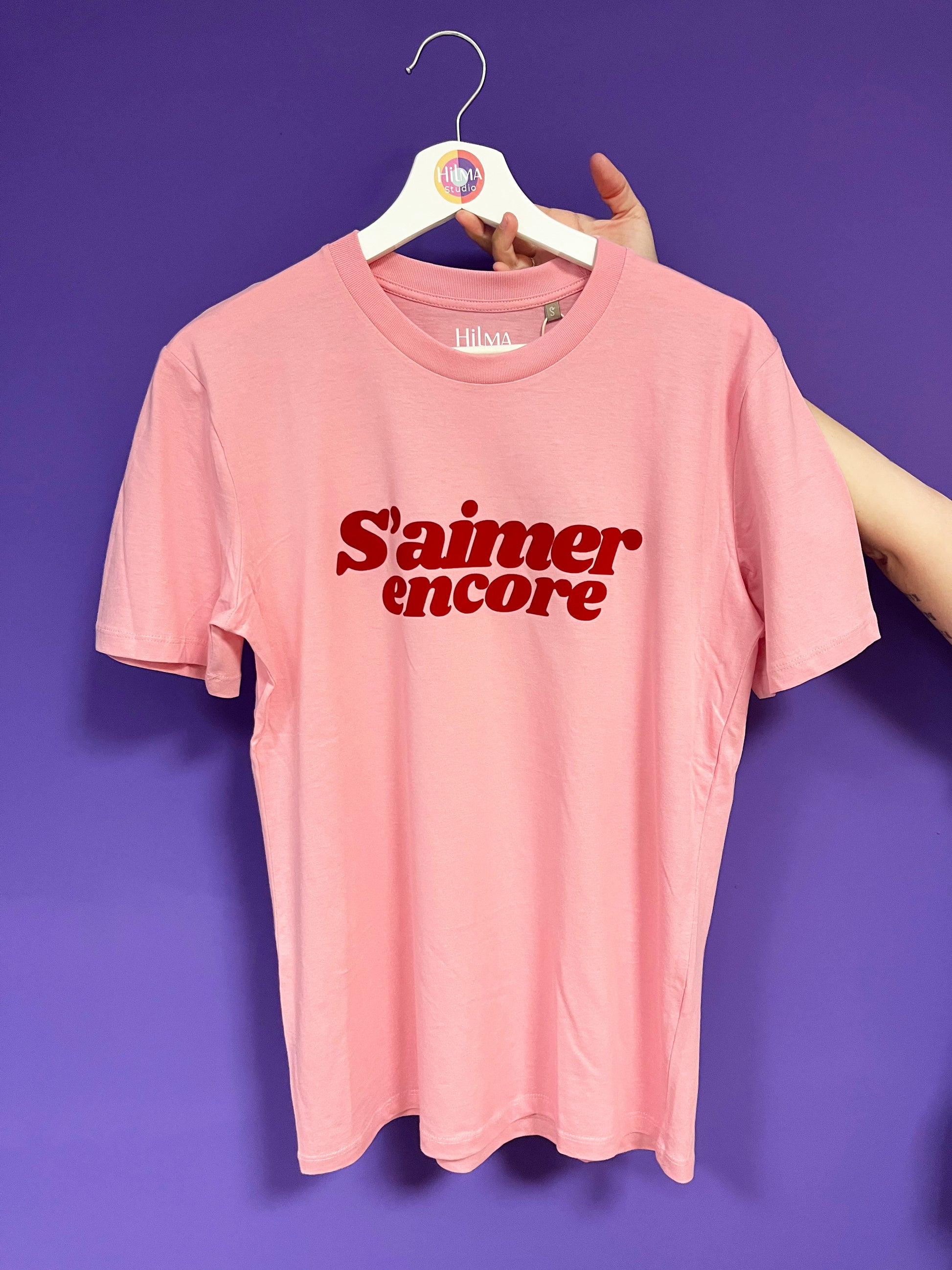 Camiseta unisex de algodón corte unisex color pink con mensaje positivo – Hilma studio