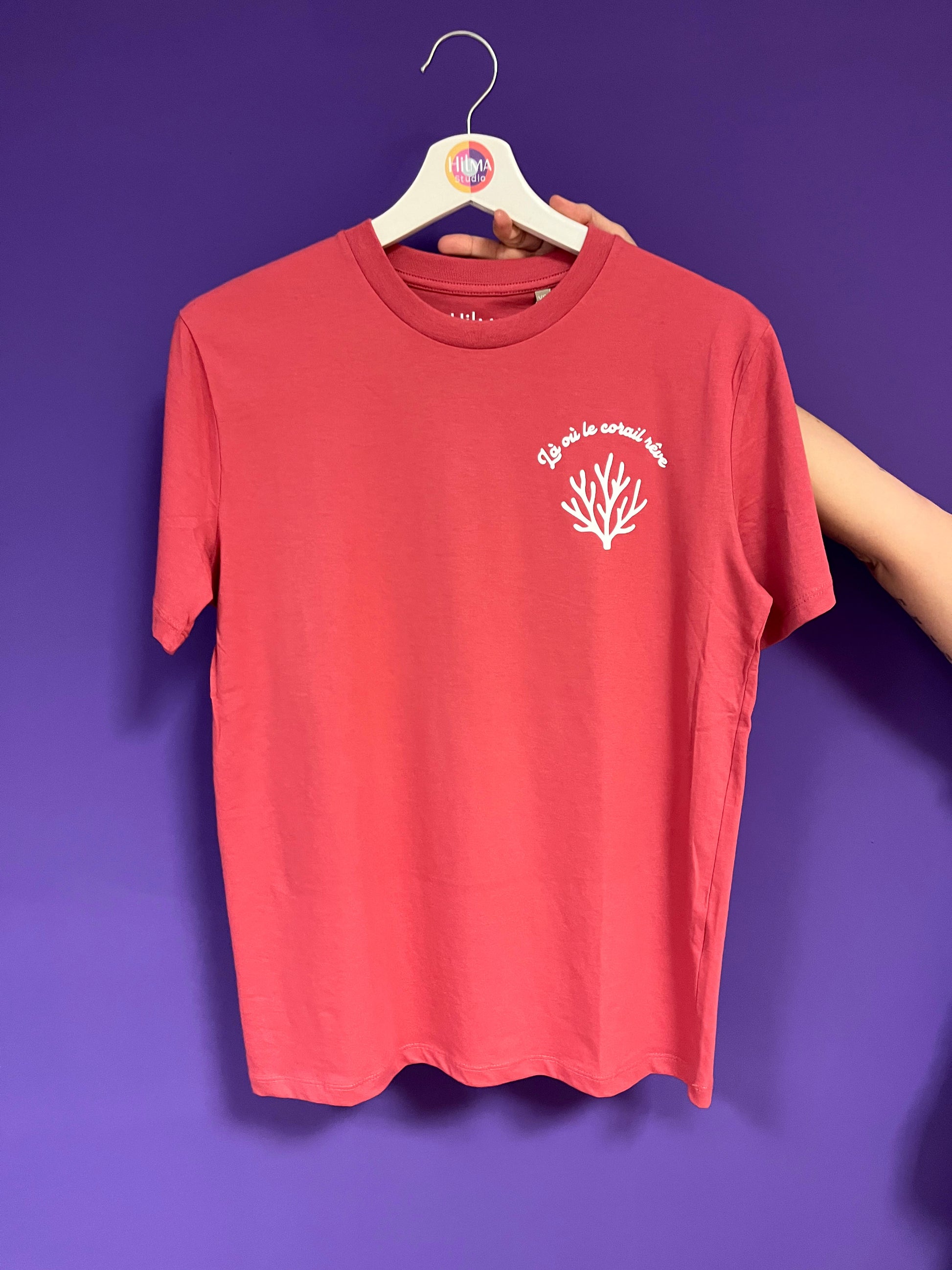 Camiseta unisex de algodón corte unisex color pink folk con mensaje positivo – Hilma studio