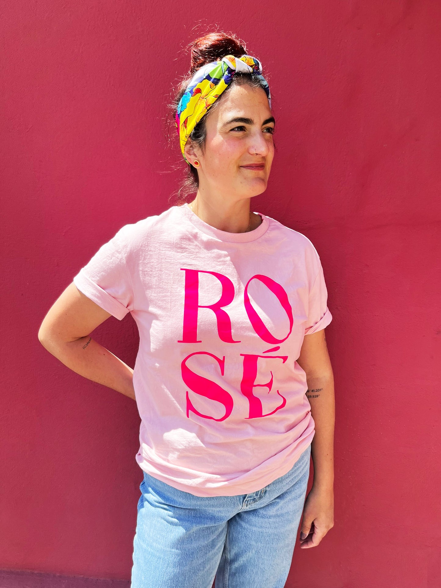 Camiseta unisex de algodón corte unisex color rosa con mensaje positivo – Hilma studio