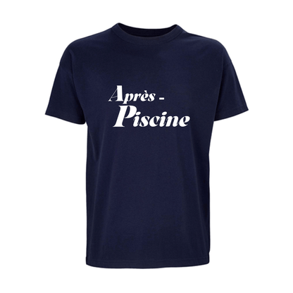 Camiseta unisex azul marino de algodón orgánico con mensaje Après piscine en blanco Hilma Studio