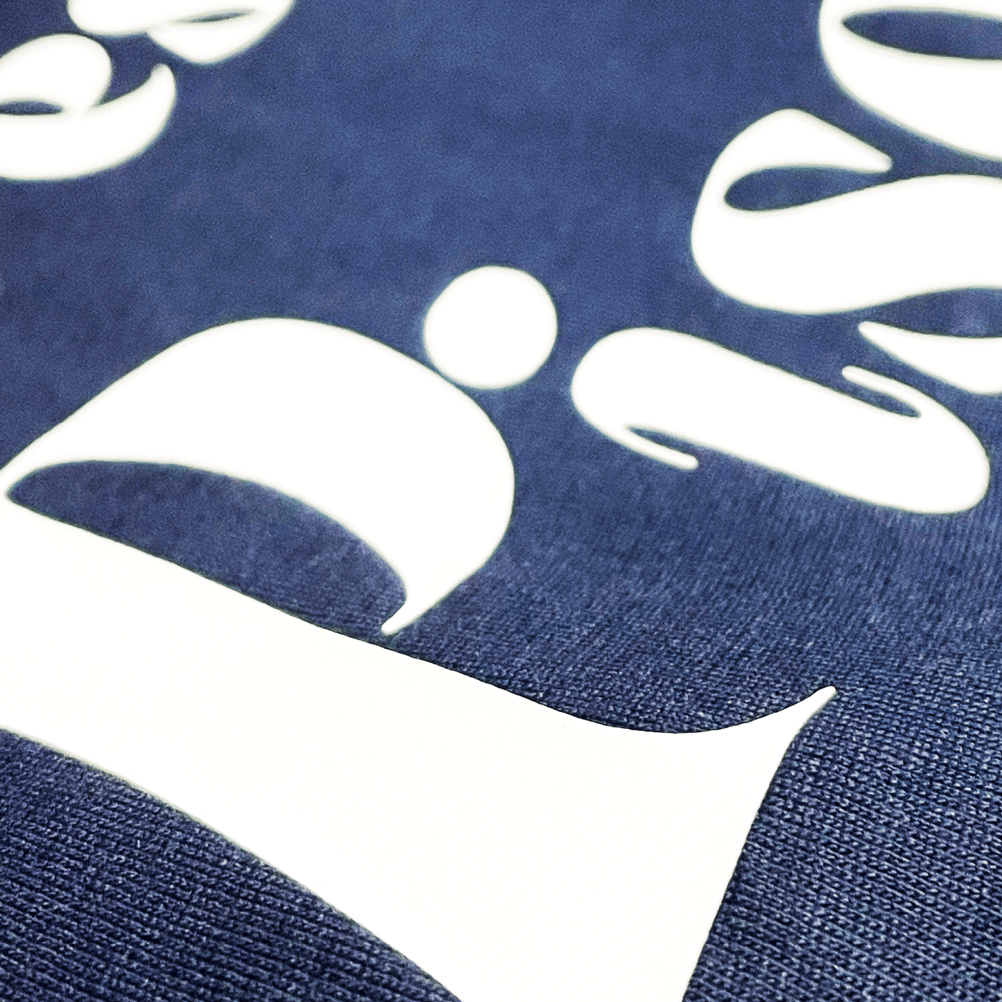 Detalle camiseta azul de algodón con impresión en blanco Hilma Studio