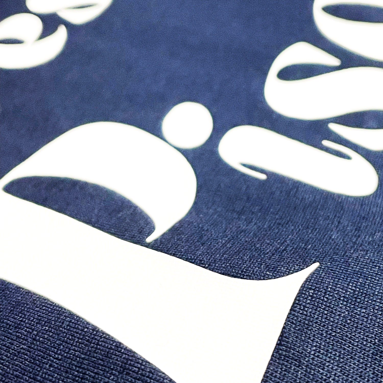 Detalle camiseta azul de algodón con impresión en blanco Hilma Studio