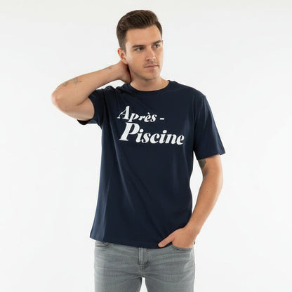 Camiseta boxy hombre azul  de algodón orgánico con mensaje Après piscine en blanco Hilma Studio