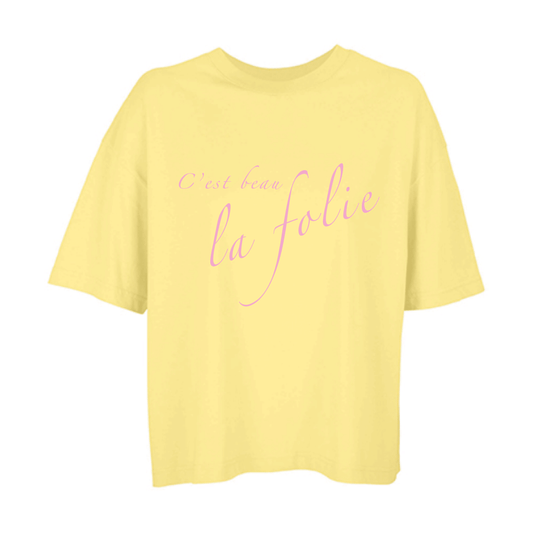 Camiseta boxy amarilla de algodón orgánico con mensaje C'est beau la folie en rosa Hilma Studio