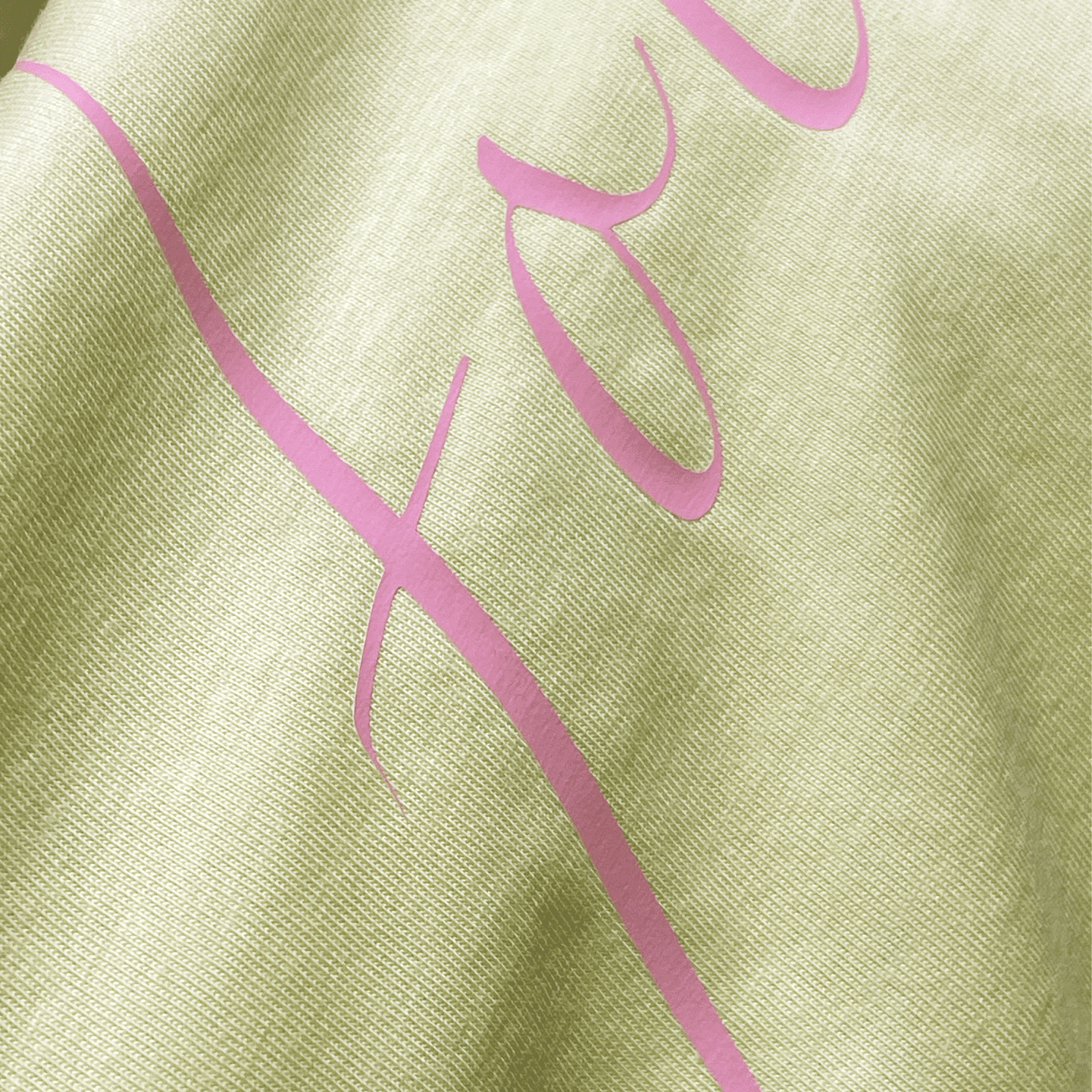 Detalle camiseta amarilla de algodón con impresión en rosa Hilma Studio