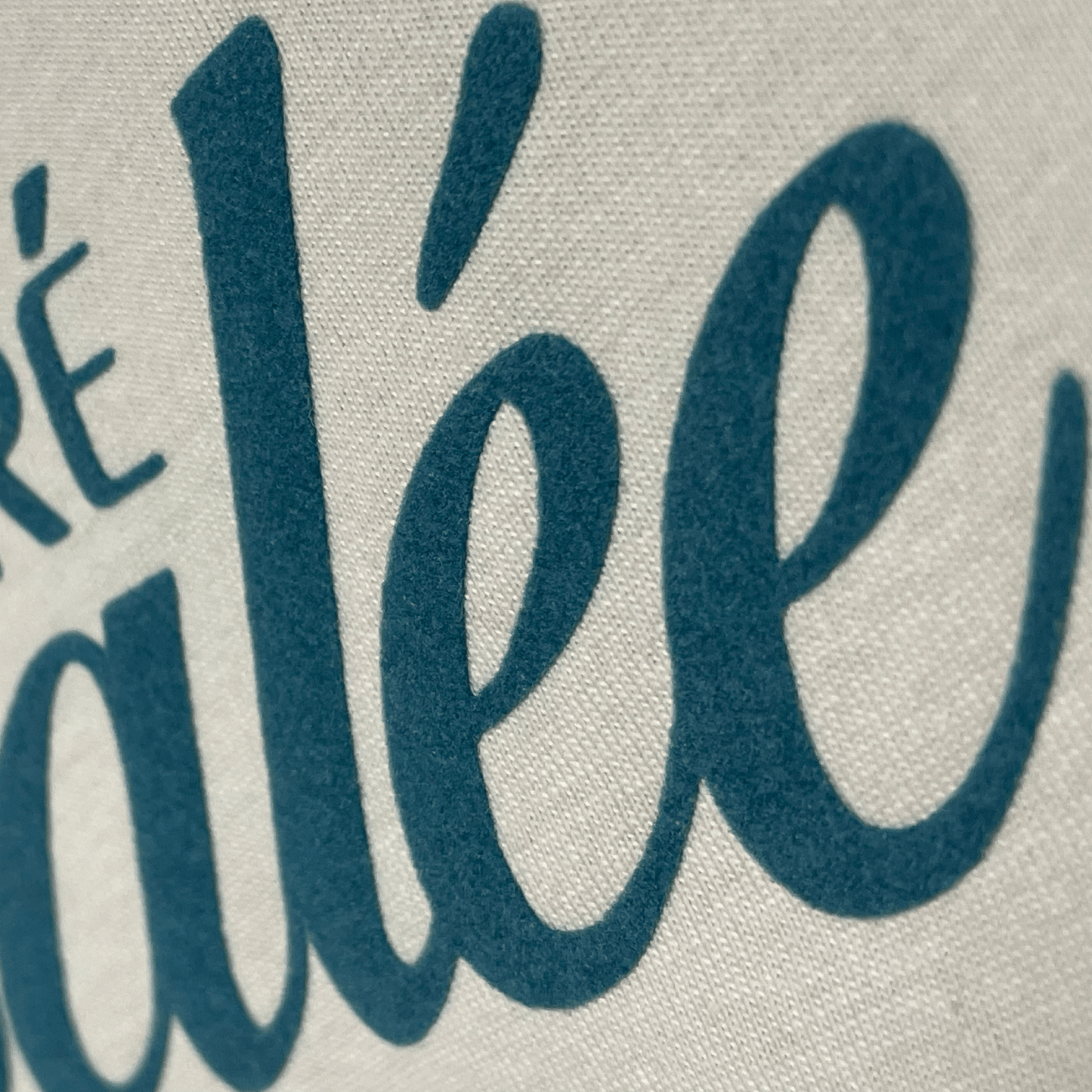 Detalle camiseta marrón crudo de algodón con impresión en terciopelo verde-azulado Hilma Studio
