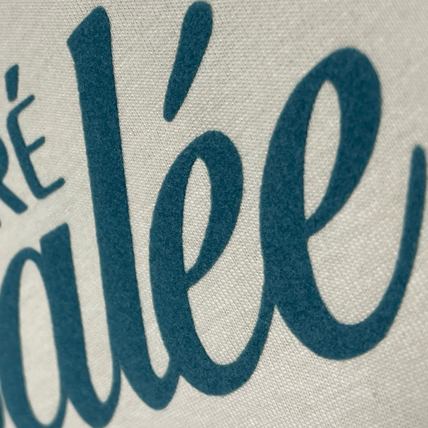 Detalle camiseta marrón crudo de algodón con impresión en terciopelo verde-azulado Hilma Studio