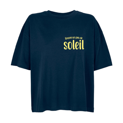 Camiseta boxy azul marino de algodón orgánico con mensaje Encore un peau de soleil en amarillo Hilma Studio