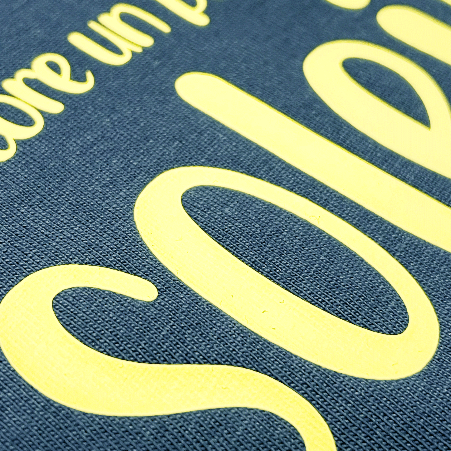 Detalle camiseta azul marino de algodón con impresión en amarillo Hilma Studio