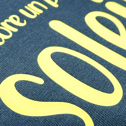 Detalle camiseta azul marino de algodón con impresión en amarillo Hilma Studio