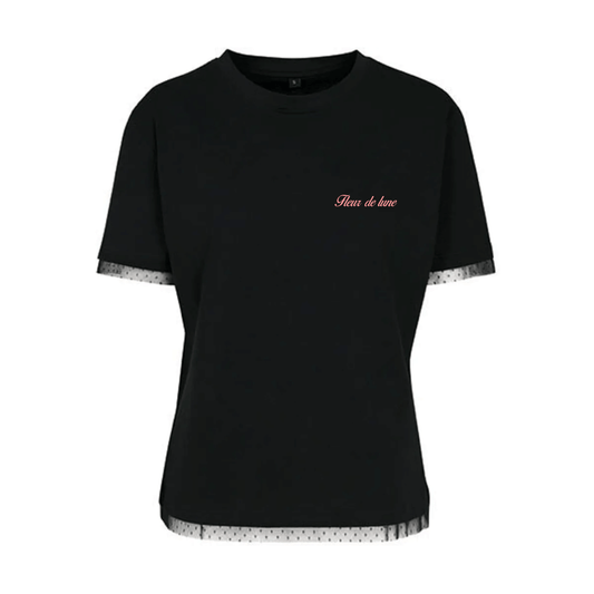 Camiseta mujer negra de algodón  con mensaje Fleur de lune en terciopelo rosa con detalles en encaje negro en las mangas  y en el bajo Hilma Studio