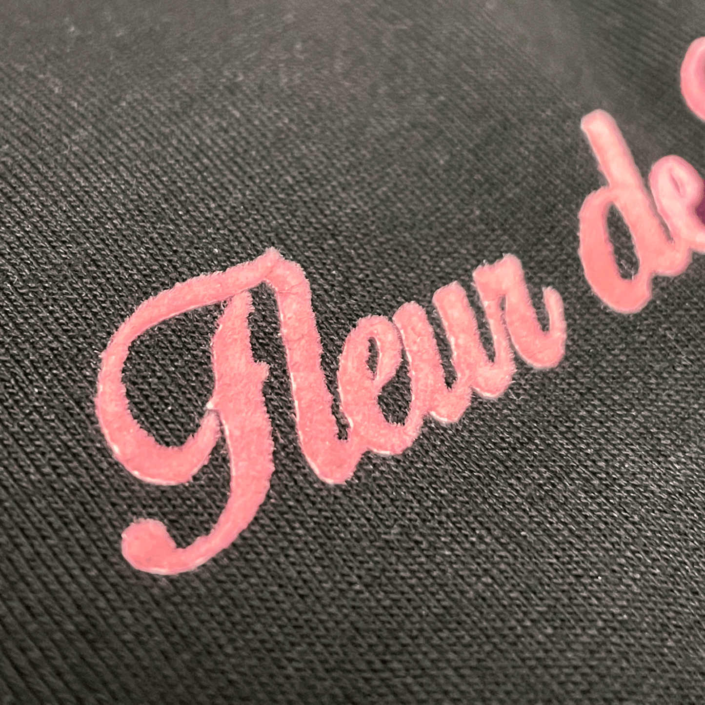 Detalle camiseta negra con mensaje en terciopelo rosa Hilma Studio
