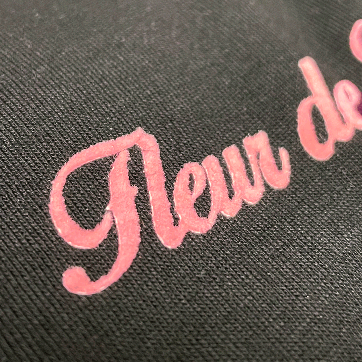 Detalle camiseta negra con mensaje en terciopelo rosa Hilma Studio