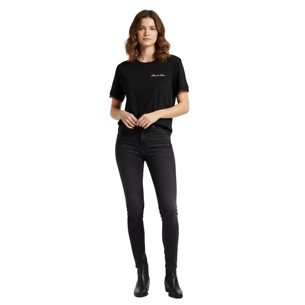 Camiseta mujer negra de algodón  con mensaje Fleur de lune en terciopelo rosa con detalles en encaje negro en las mangas  y en el bajo Hilma Studio