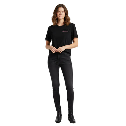 Camiseta mujer negra de algodón  con mensaje Fleur de lune en terciopelo rosa con detalles en encaje negro en las mangas  y en el bajo Hilma Studio