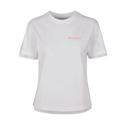 Camiseta mujer blanca de algodón  con mensaje Fleur de peau en terciopelo rosa con detalles en encaje blanco en las mangas  y en el bajo Hilma Studio
