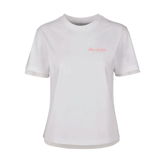 Camiseta mujer blanca de algodón  con mensaje Fleur de peau en terciopelo rosa con detalles en encaje blanco en las mangas  y en el bajo Hilma Studio