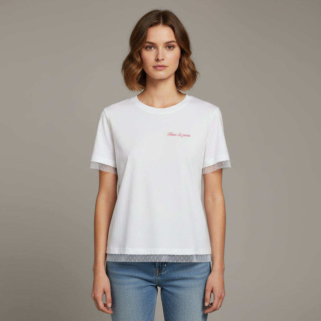Camiseta mujer blanca de algodón  con mensaje Fleur de peau en terciopelo rosa con detalles en encaje blanco en las mangas  y en el bajo Hilma Studio