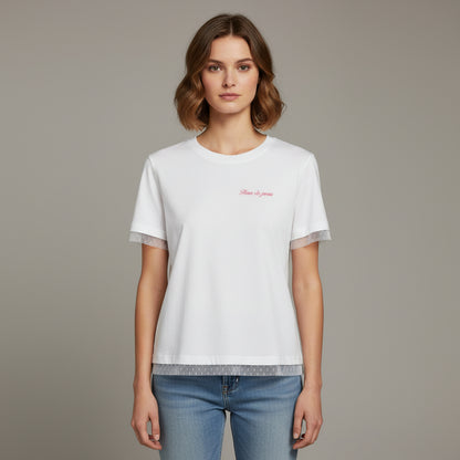 Camiseta mujer blanca de algodón  con mensaje Fleur de peau en terciopelo rosa con detalles en encaje blanco en las mangas  y en el bajo Hilma Studio