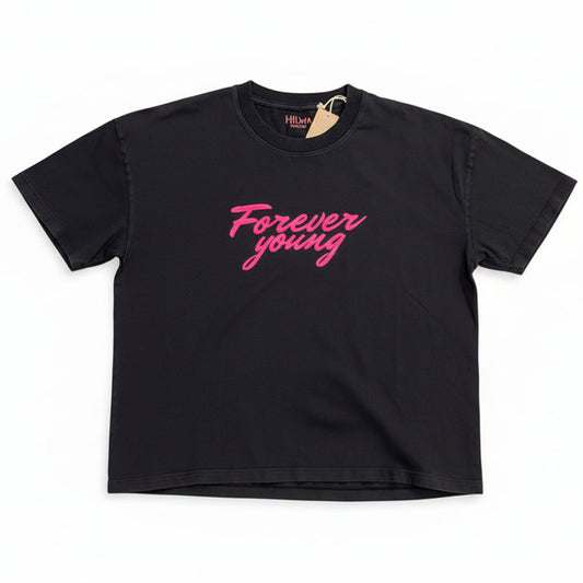 Camiseta boxy azul marino de algodón orgánico con mensaje forever young en terciopelo rosa Hilma Studio