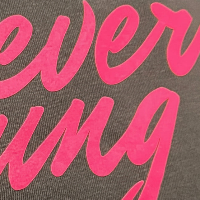 Camiseta boxy azul marino de algodón orgánico con mensaje forever young en terciopelo rosa Hilma Studio