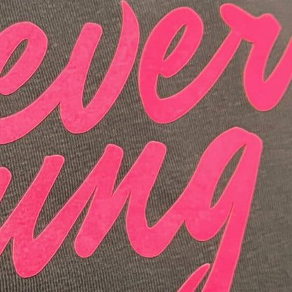 Camiseta boxy azul marino de algodón orgánico con mensaje forever young en terciopelo rosa Hilma Studio