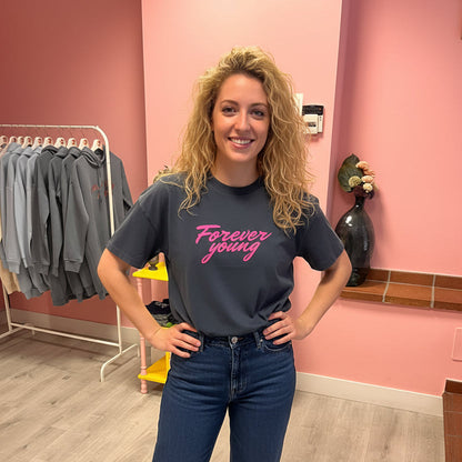 Camiseta boxy azul marino de algodón orgánico con mensaje forever young en terciopelo rosa Hilma Studio
