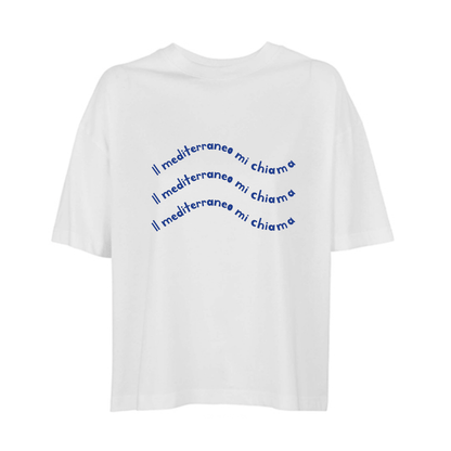 Camiseta boxy blanca de algodón orgánico con mensaje Il mediterraneo mi chiama en terciopelo azul Hilma Studio