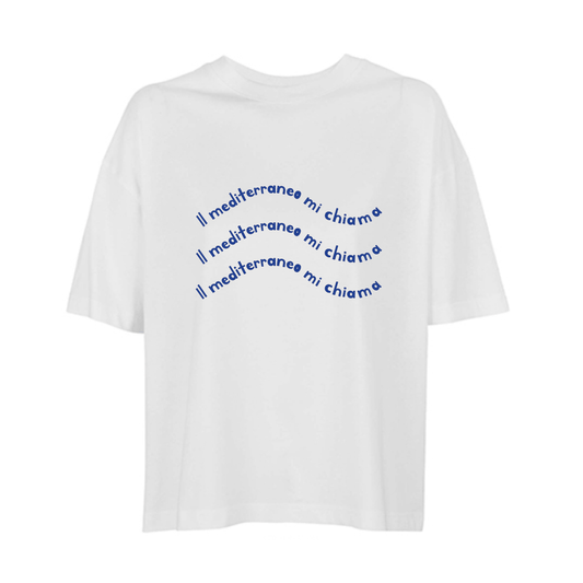Camiseta boxy blanca de algodón orgánico con mensaje Il mediterraneo mi chiama en terciopelo azul Hilma Studio