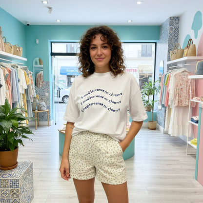 Camiseta boxy blanca de algodón orgánico con mensaje Il mediterraneo mi chiama en terciopelo azul Hilma Studio
