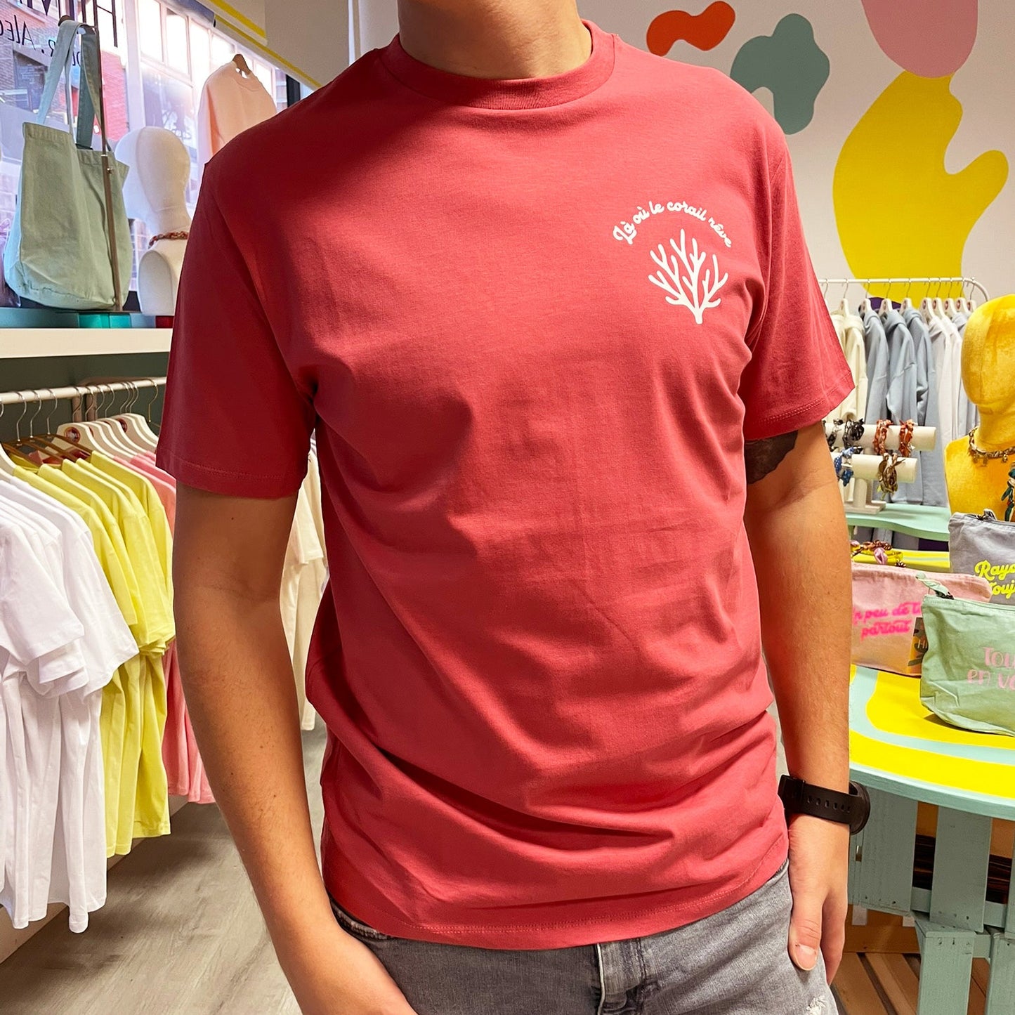 Camiseta unisex folk pink de algodón orgánico con mensaje Là où le corail rêve en blanco Hilma Studio