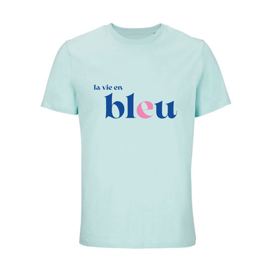 Camiseta unisex azul claro de algodón orgánico con mensaje La vie en bleu en azul y terciopelo rosa Hilma Studio