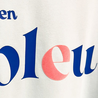 Detalle mensaje en terciopelo rosa y azul clásico en camiseta de algodón azul Hilma Studio
