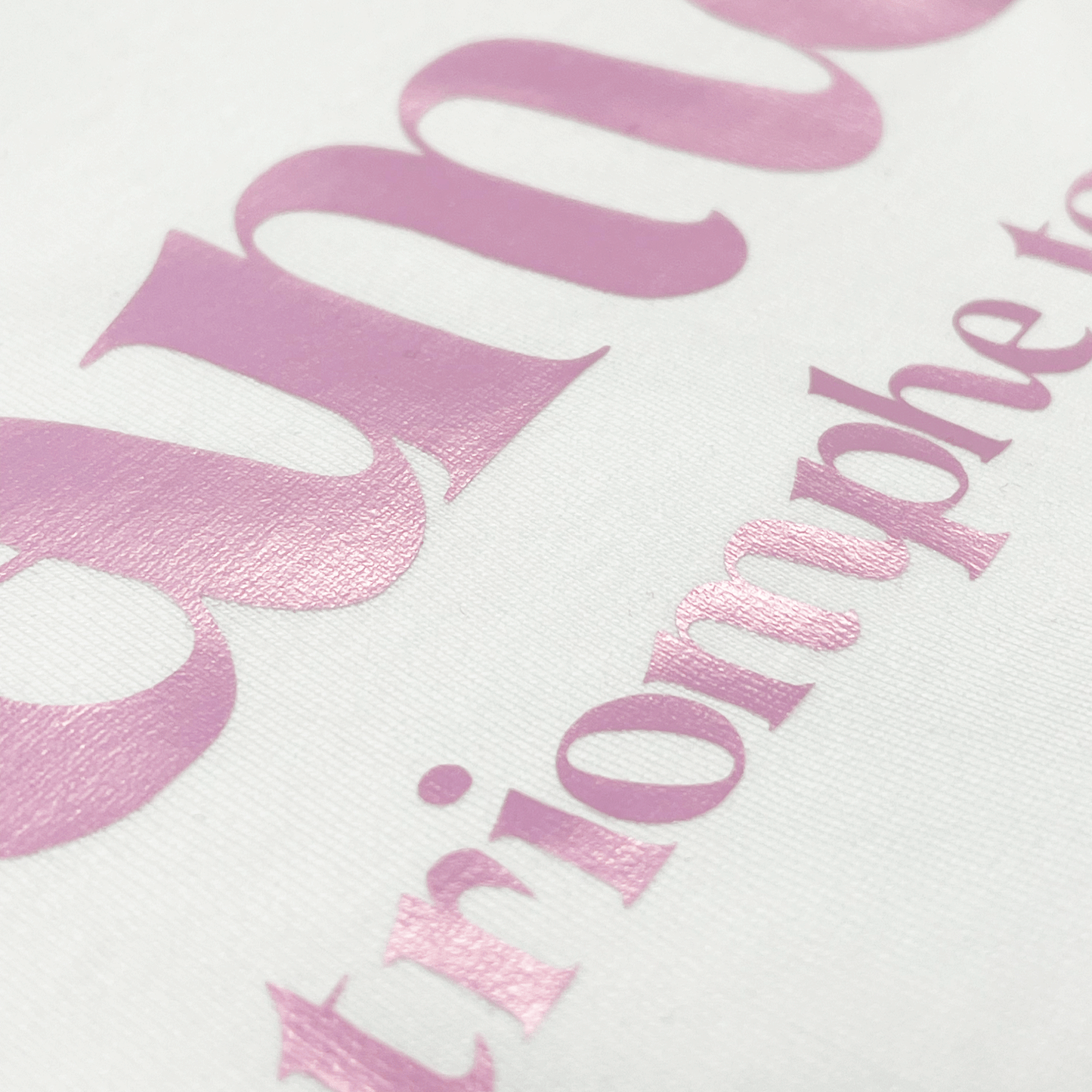 Detalle camiseta blanca de algodón con impresión en rosa metálico Hilma Studio
