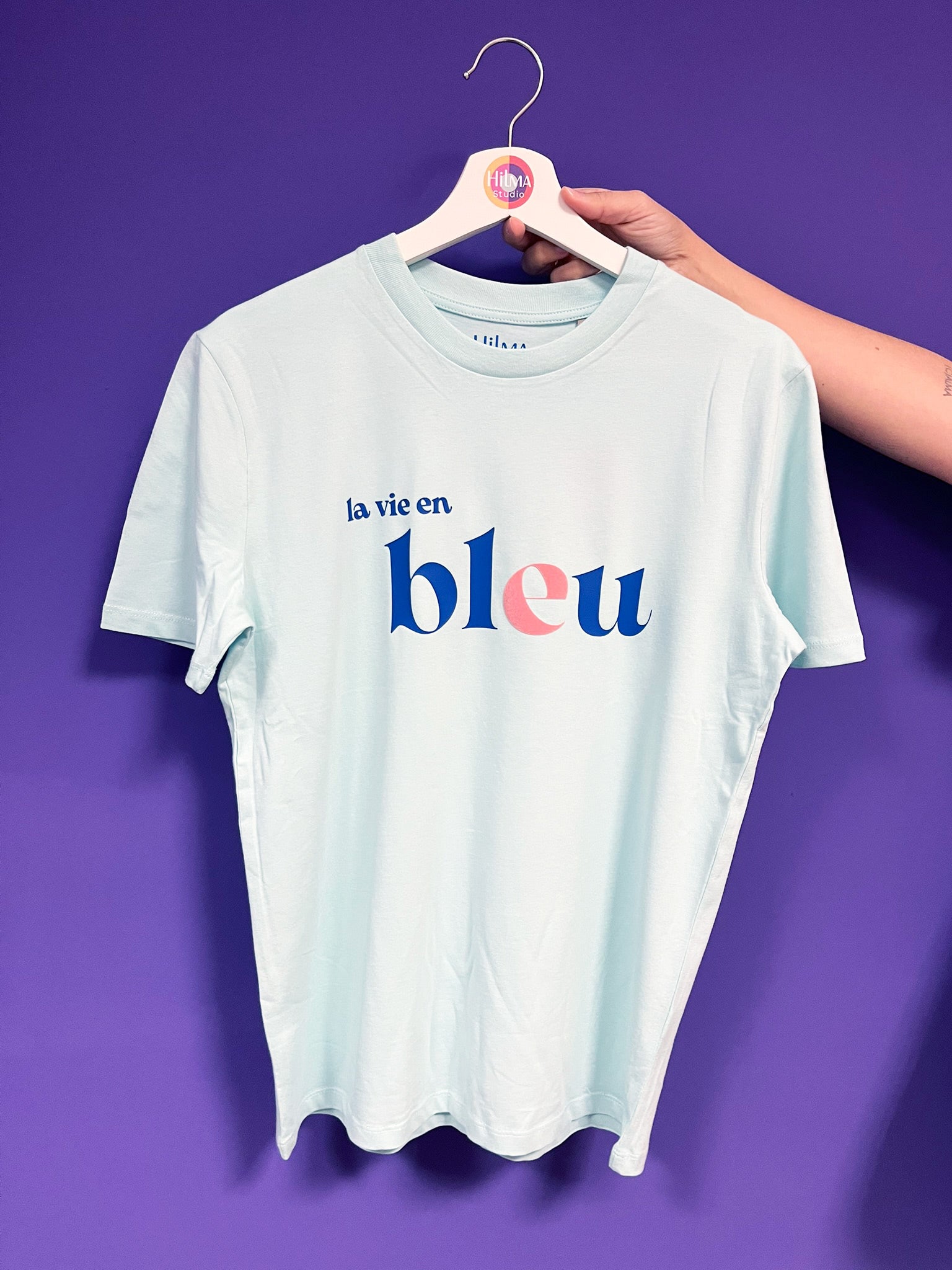Camiseta unisex de algodón corte unisex color azul con mensaje positivo – Hilma studio