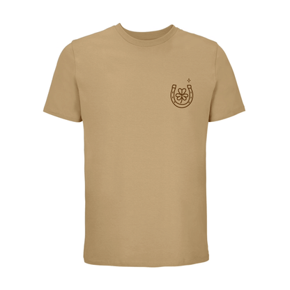 Camiseta unisex marrón claro de algodón orgánico con mensaje Lucky love y dibujo de herradura de la suerte en terciopelo marrón oscuro Hilma Studio
