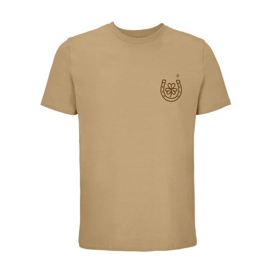 Camiseta unisex marrón claro de algodón orgánico con mensaje Lucky love y dibujo de herradura de la suerte en terciopelo marrón oscuro Hilma Studio