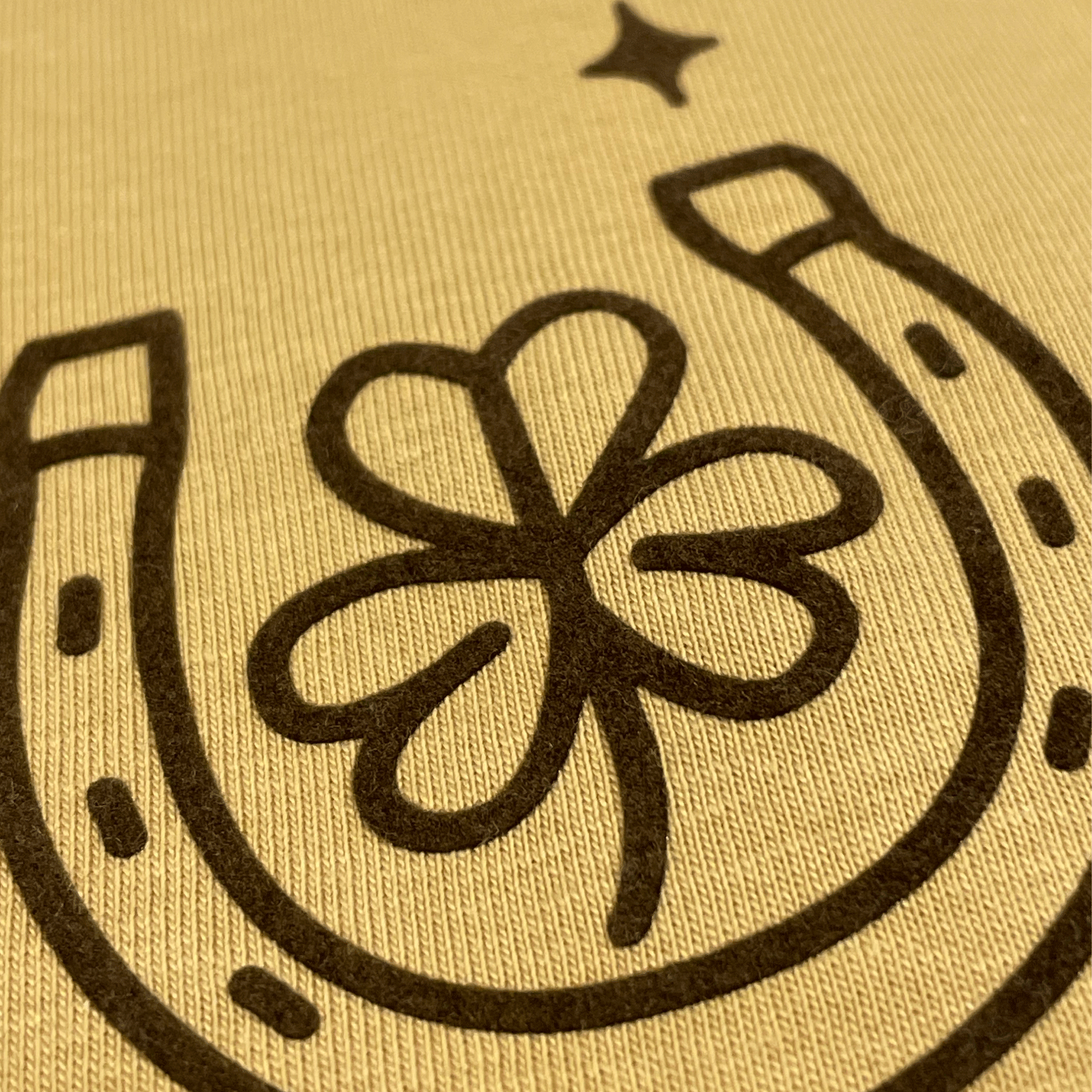 Detalle camiseta marrón de algodón con impresión en terciopelo marrón Hilma Studio