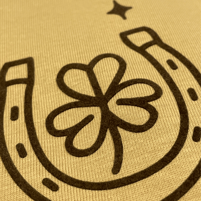 Detalle camiseta marrón de algodón con impresión en terciopelo marrón Hilma Studio