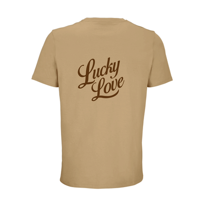 Camiseta unisex marrón claro de algodón orgánico con mensaje Lucky love y dibujo de herradura de la suerte en terciopelo marrón oscuro Hilma Studio