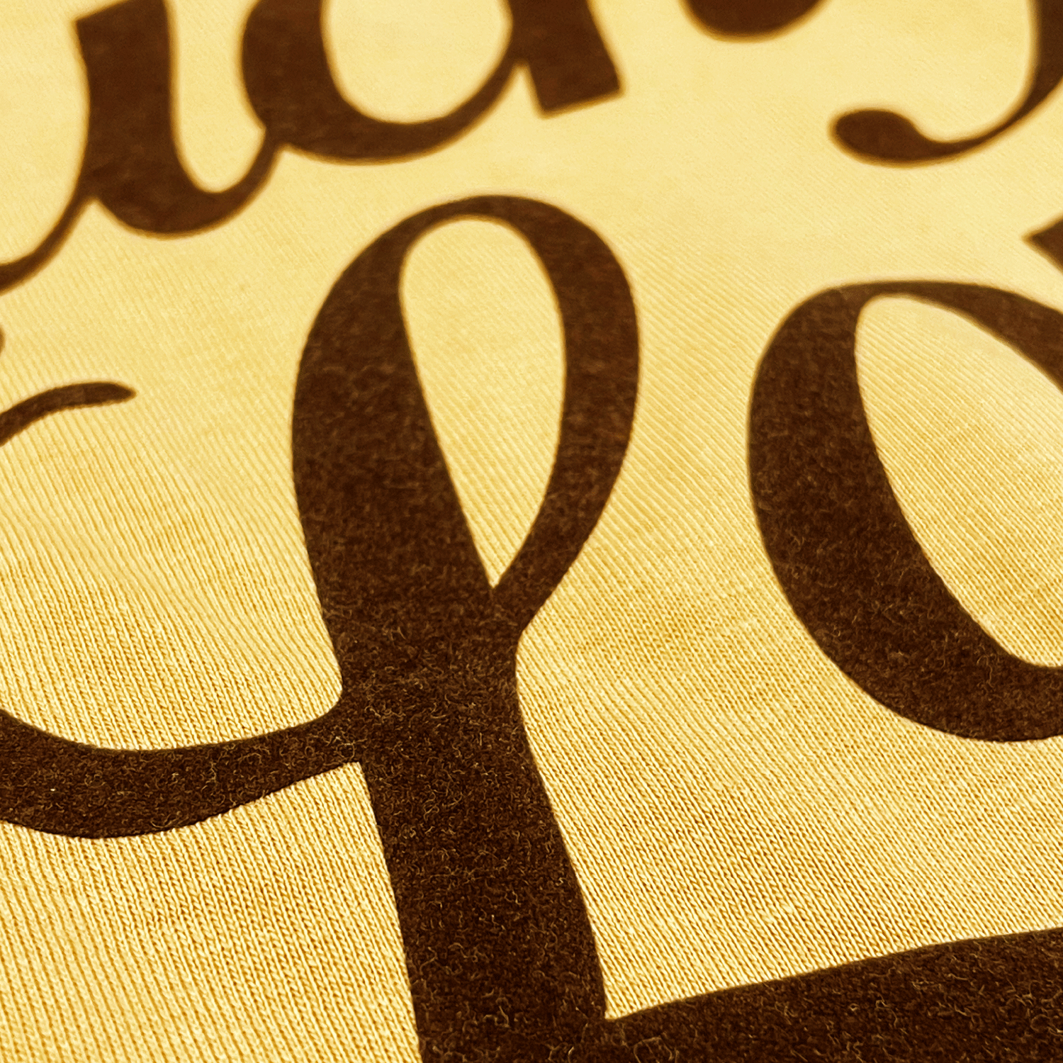 Detalle camiseta marrón de algodón con impresión en terciopelo marrón Hilma Studio