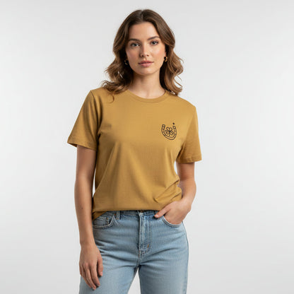 Camiseta unisex marron claro de algodón orgánico con mensaje Lucky love y dibujo de herradura de la suerte en terciopelo marron oscuro Hilma Studio