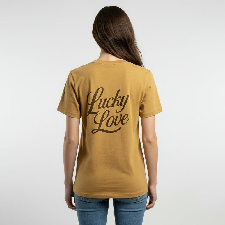 Camiseta unisex marron claro de algodón orgánico con mensaje Lucky love y dibujo de herradura de la suerte en terciopelo marron oscuro Hilma Studio