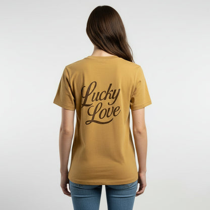 Camiseta unisex marron claro de algodón orgánico con mensaje Lucky love y dibujo de herradura de la suerte en terciopelo marron oscuro Hilma Studio