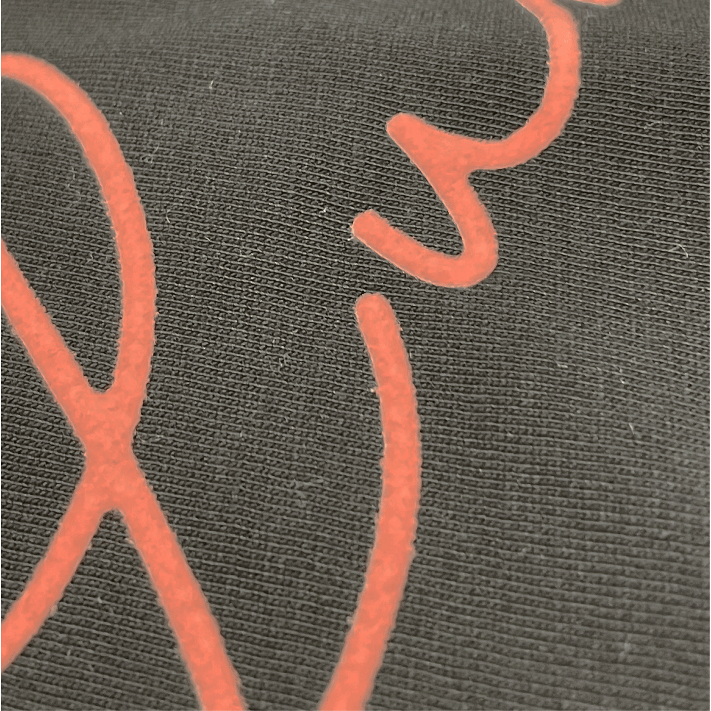 Detalle camiseta negra de algodón con impresión en terciopelo rosa Hilma Studio