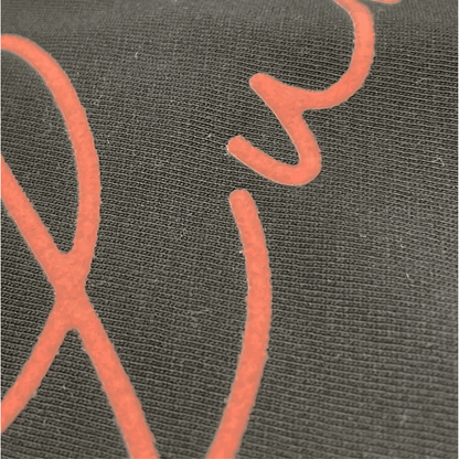 Detalle camiseta negra de algodón con impresión en terciopelo rosa Hilma Studio