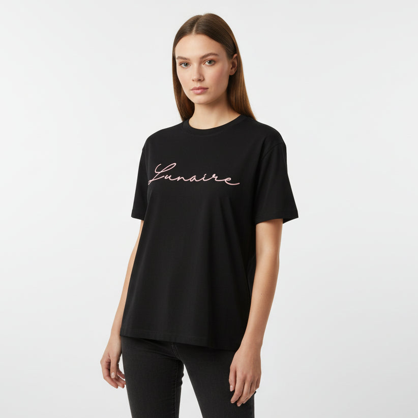 Camiseta boxy negra de algodón orgánico con mensaje Lunaire en terciopelo rosa Hilma Studio